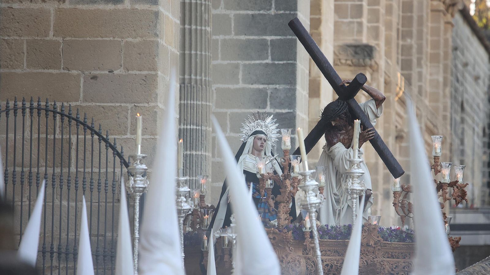 El paso de la Hermandad de La Misión saliendo de la Catedral tras realizar su estación de penitencia.