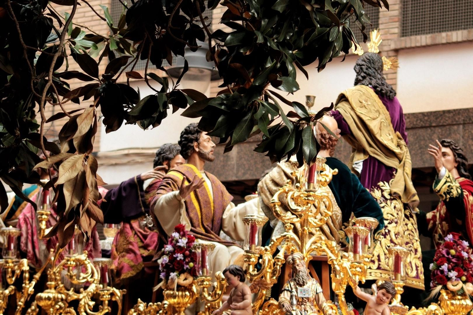 La Sagrada Cena en su procesión de este Jueves Santo en Málaga, en fotos