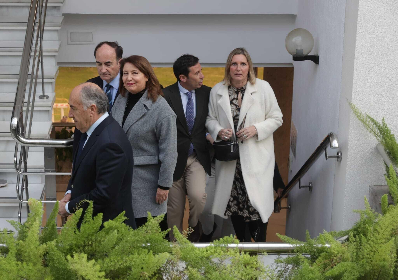 Carmen Crespo, en el centro, en su visita a Algeciras.