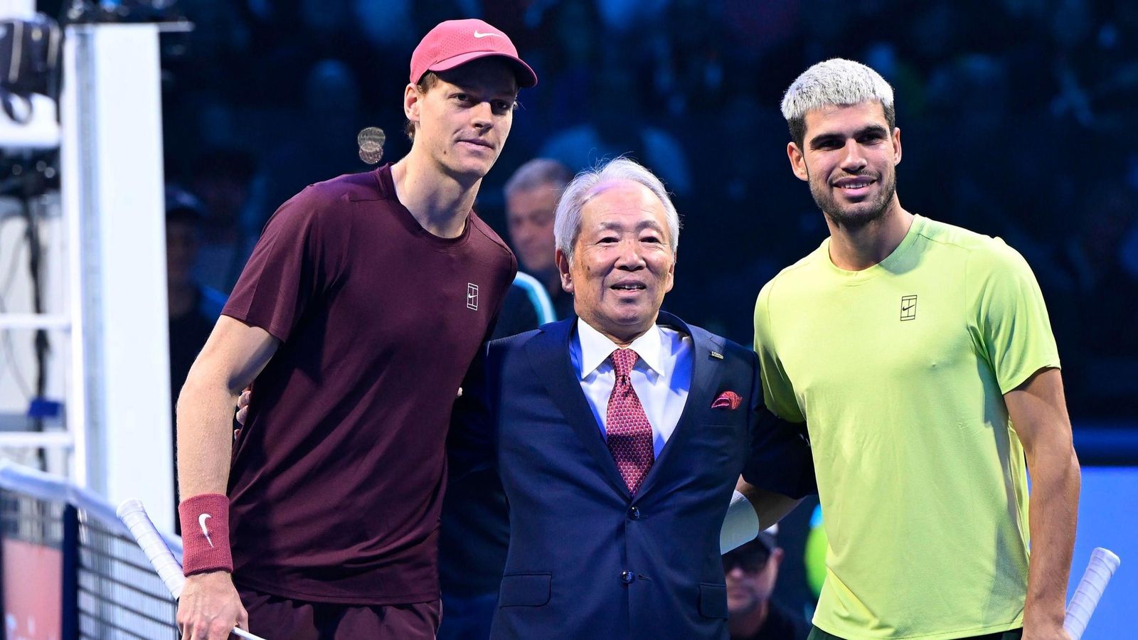 Carlos Alcaraz y Jannik Sinner posan con el CEO  de la compañía Nitto, patrocinador de las Finales ATP.