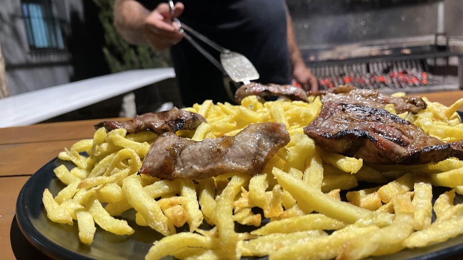 Las carnes de La Janda a la brasa son uno de los imprescindibles en el Fogón de Rosario