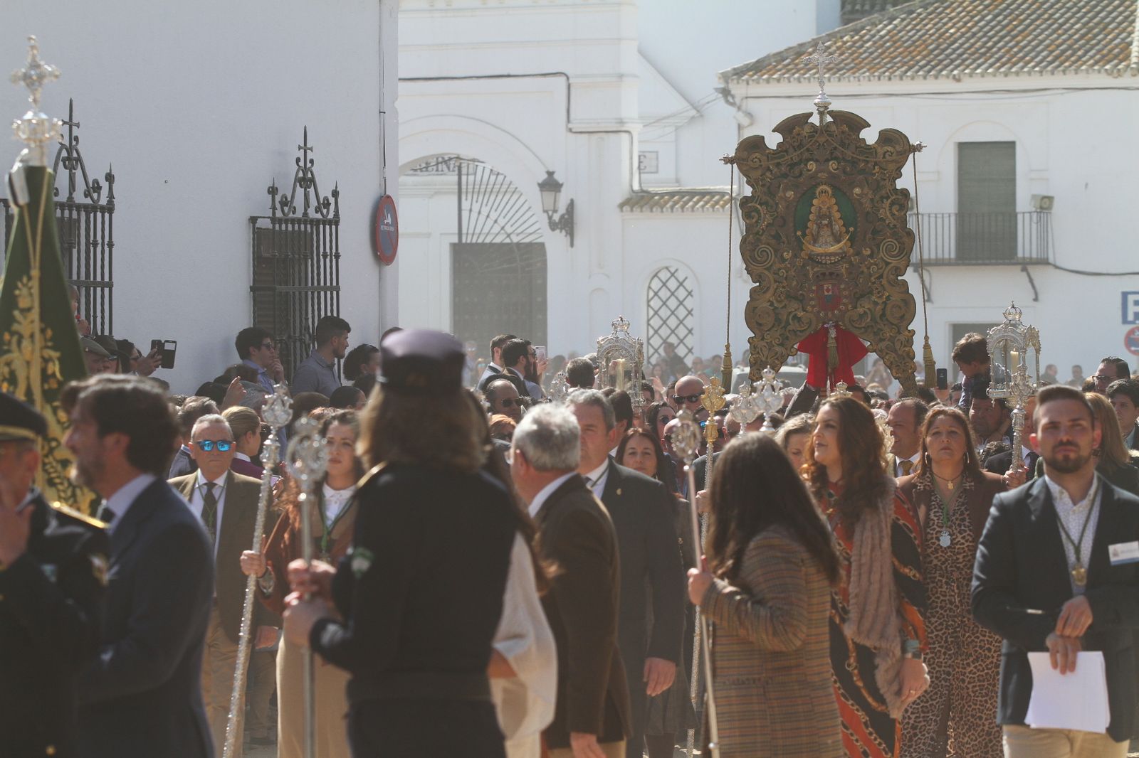 La Hermandad de Huelva se presenta ante la Virgen del Rocío en su peregrinación a la aldea almonteña