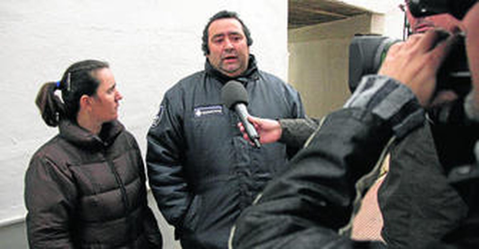 Los padres de María Esther contestaban ayer a las preguntas de los periodistas.