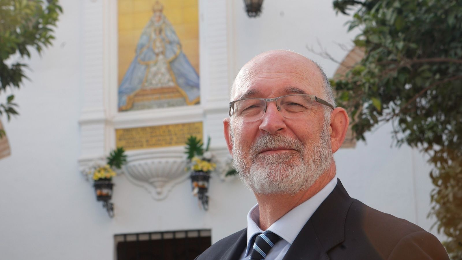 Antonio Ramos junto al azulejo de la Virgen de los Reyes del convento de la Encarnación