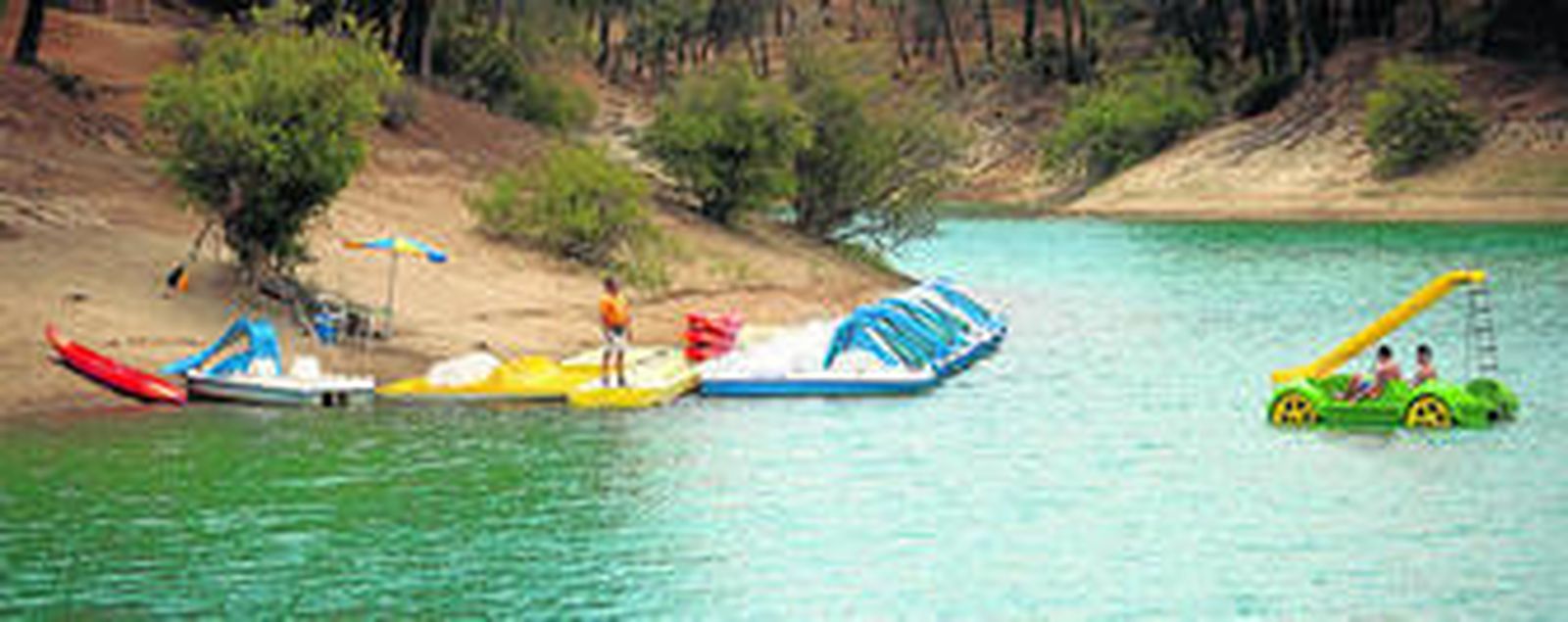 Disfrute estival. El interior ofrece al visitante, como la costa, la posibilidad de bañarse o tomar el sol.