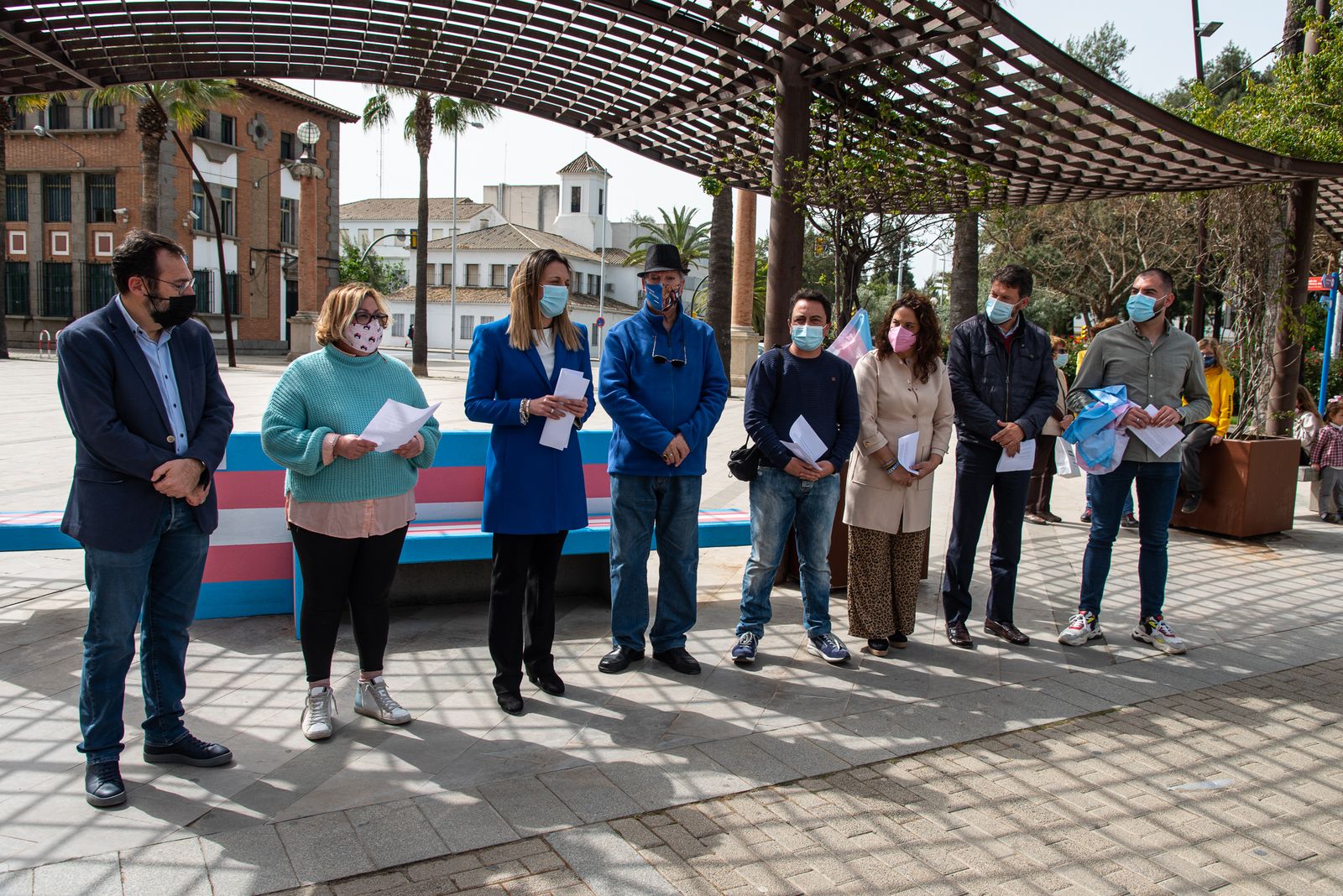 Imágenes de la inauguración del banco trans en Huelva