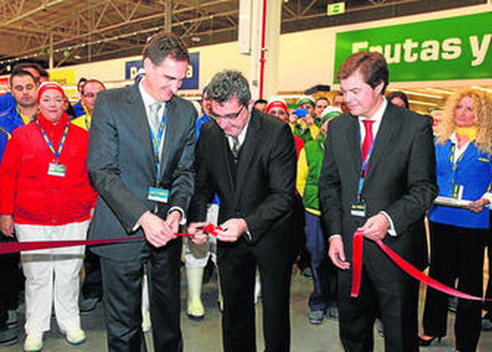 El alcalde (centro),  el gerente Alfredo González (derecha) y J. M. Cervera, director general de Makro en España.
