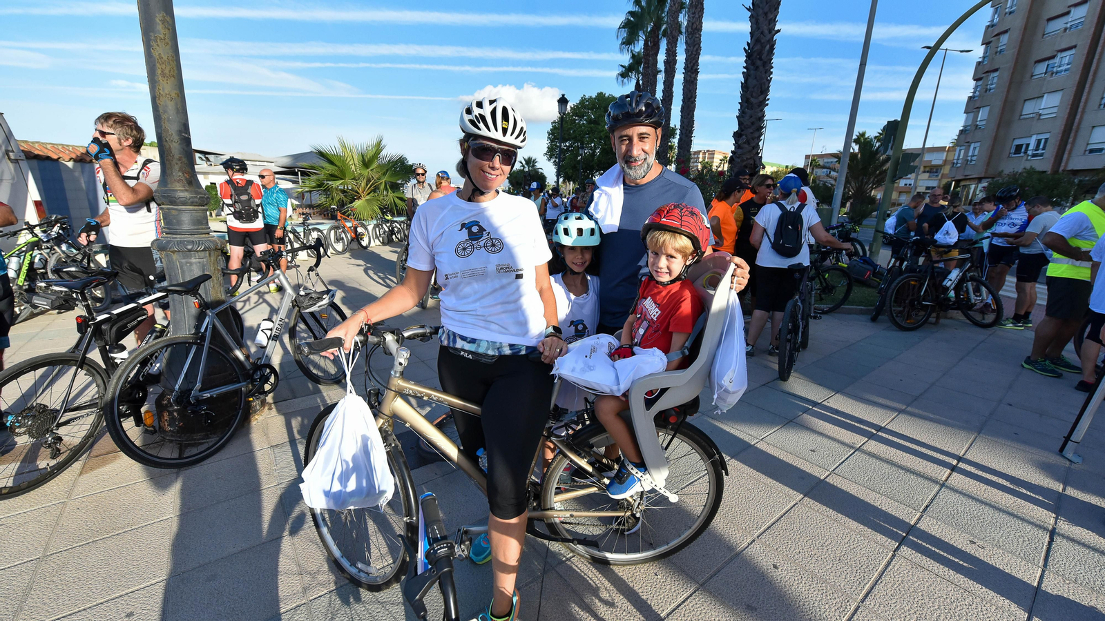 Marcha en bicicleta por la Semana de la Movilidad en La Línea, en imágenes