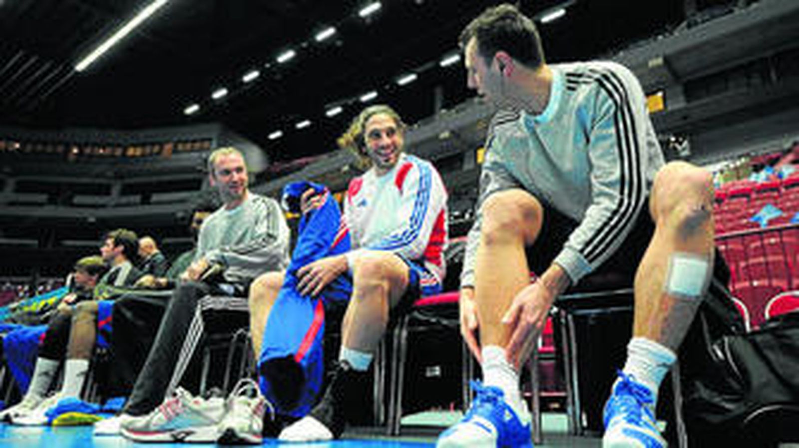 Thierry Omeyer, Bertrand Gille y el capitán galo Jerome Fernandez se preparan en la previa del entrenamiento de ayer.