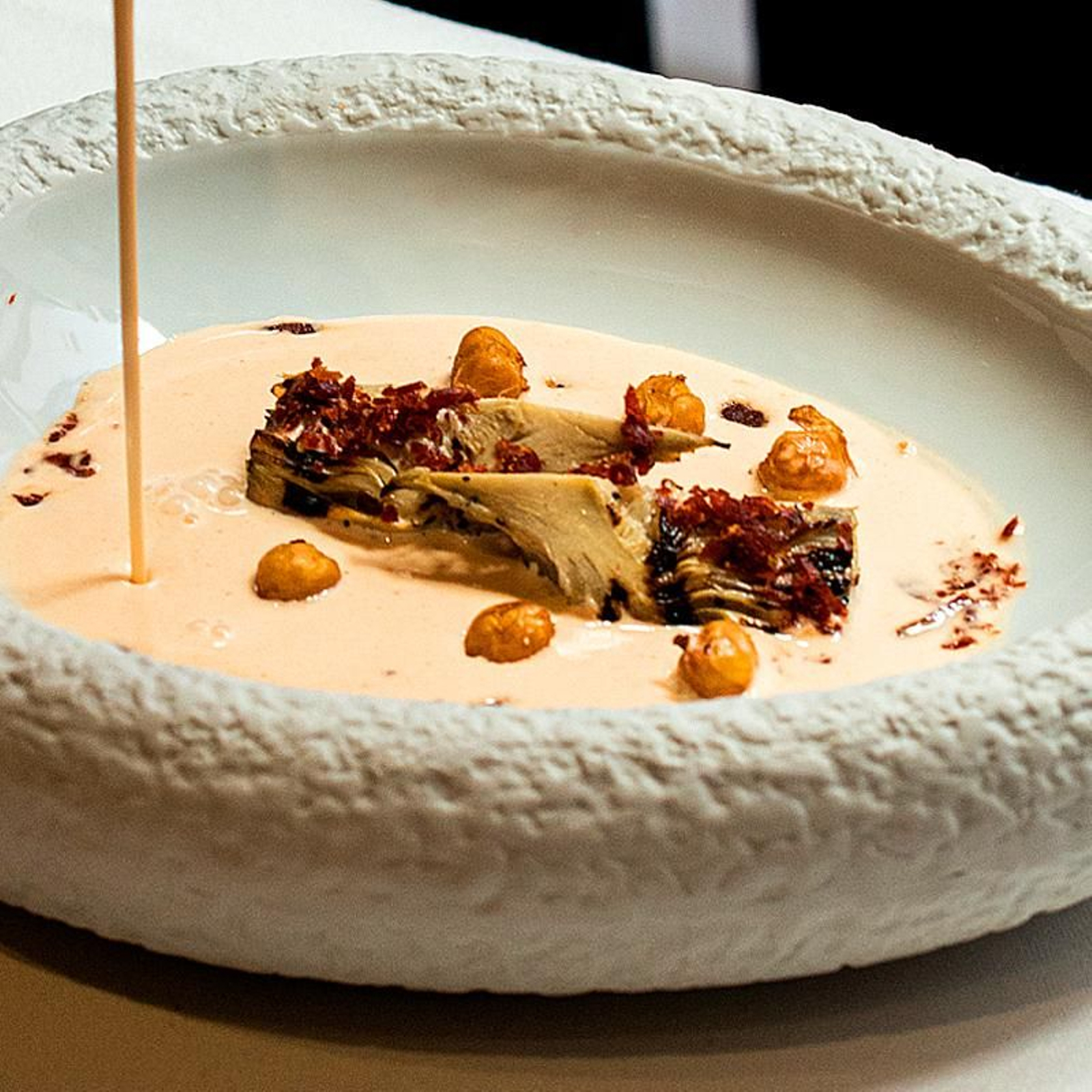 El plato con alcachofa