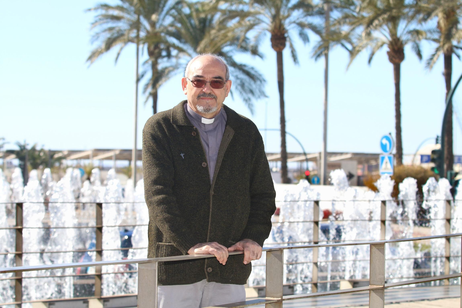 El misionero Carmelo Pérez-Aradros en la rambla de Almería.