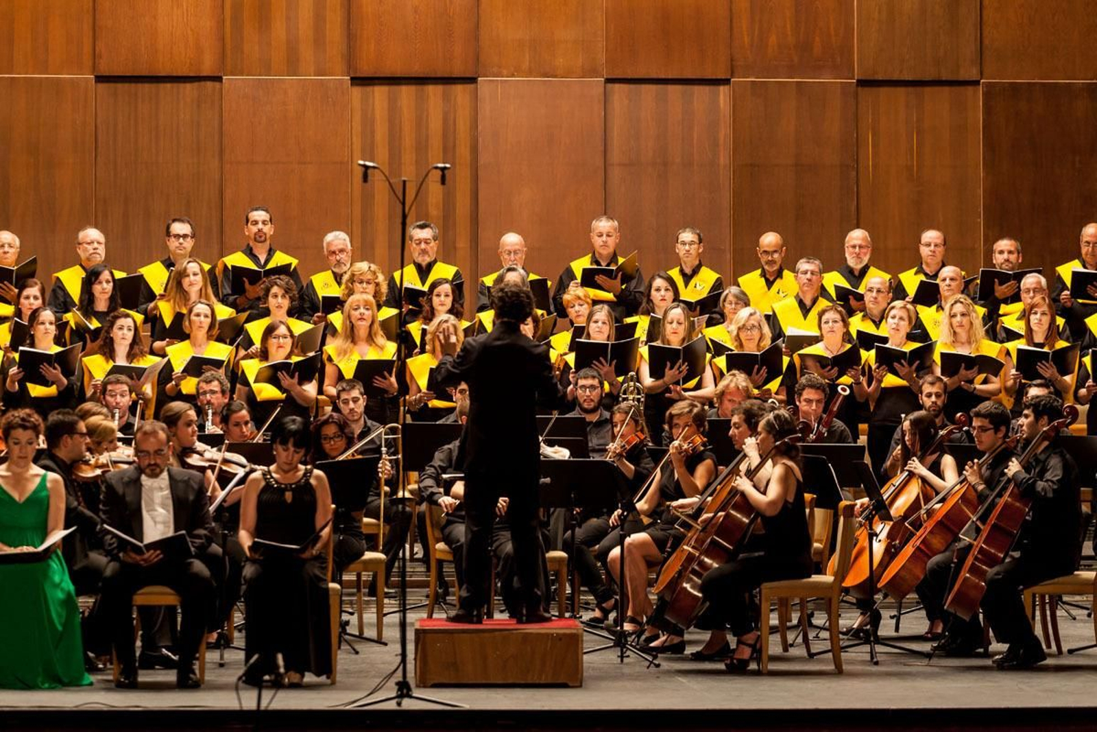 Imagen de una actuación de la Coral de la Universidad de Cádiz y la Orquesta Álvarez-Beigbeder.