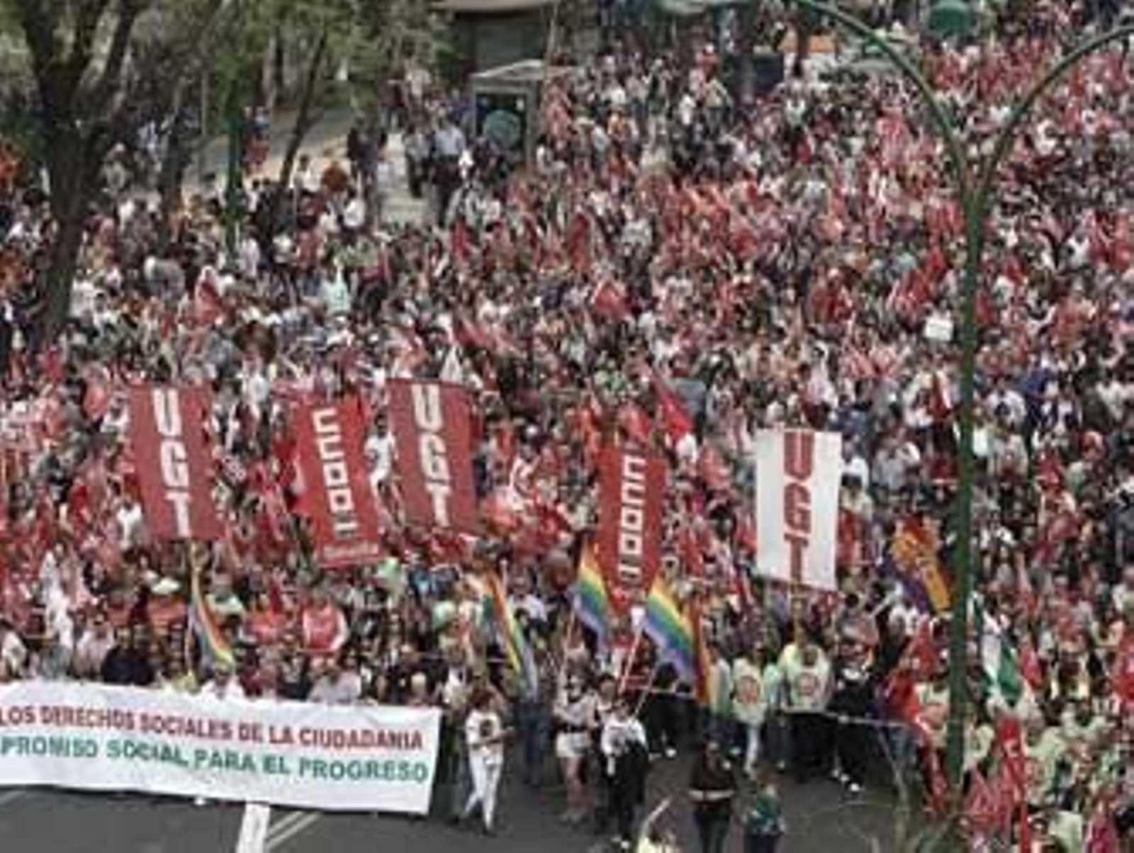 Multitudinaria protesta en Sevilla para "tumbar" la reforma laboral