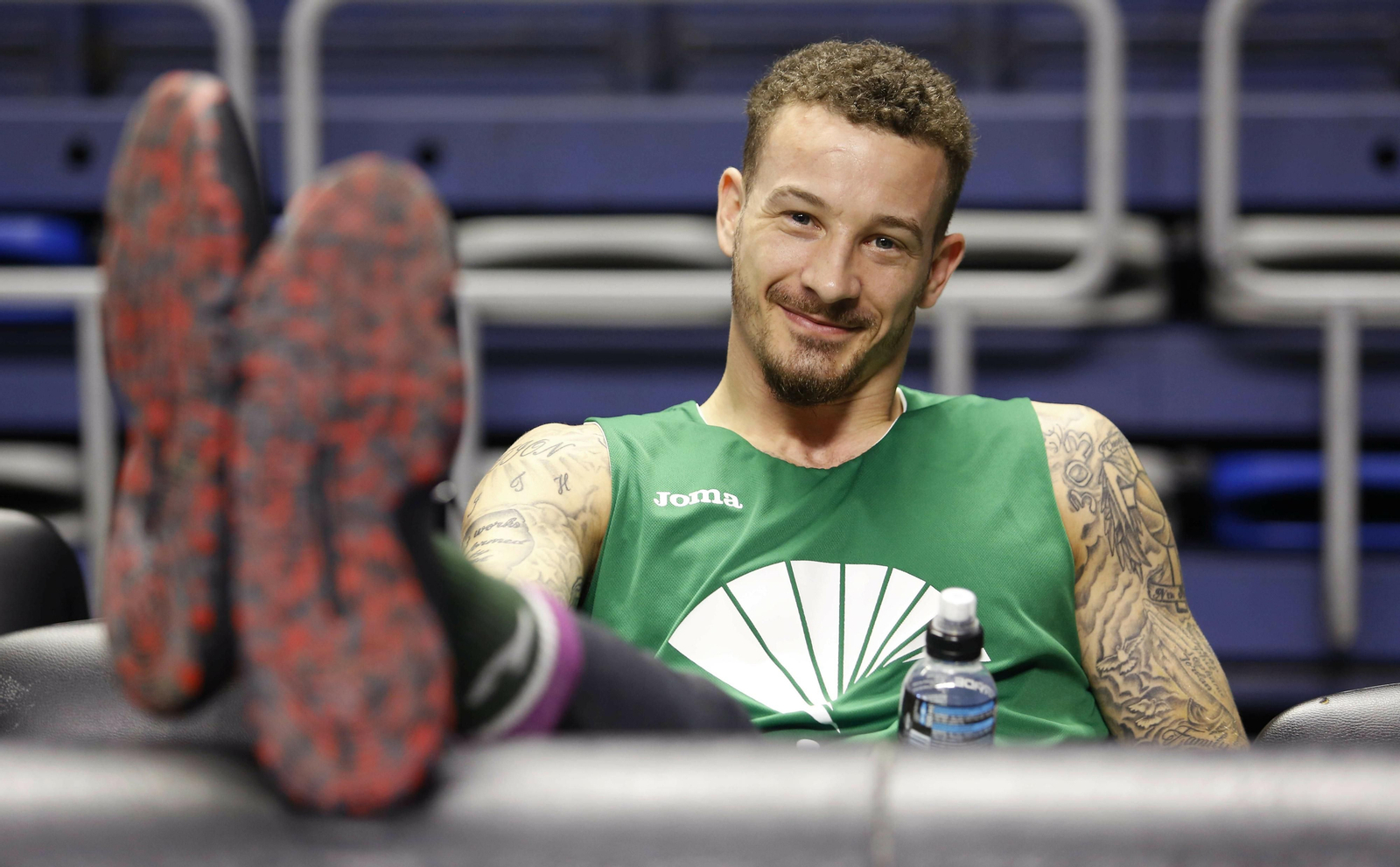 Josh Adams posa en la pista central del Carpena.