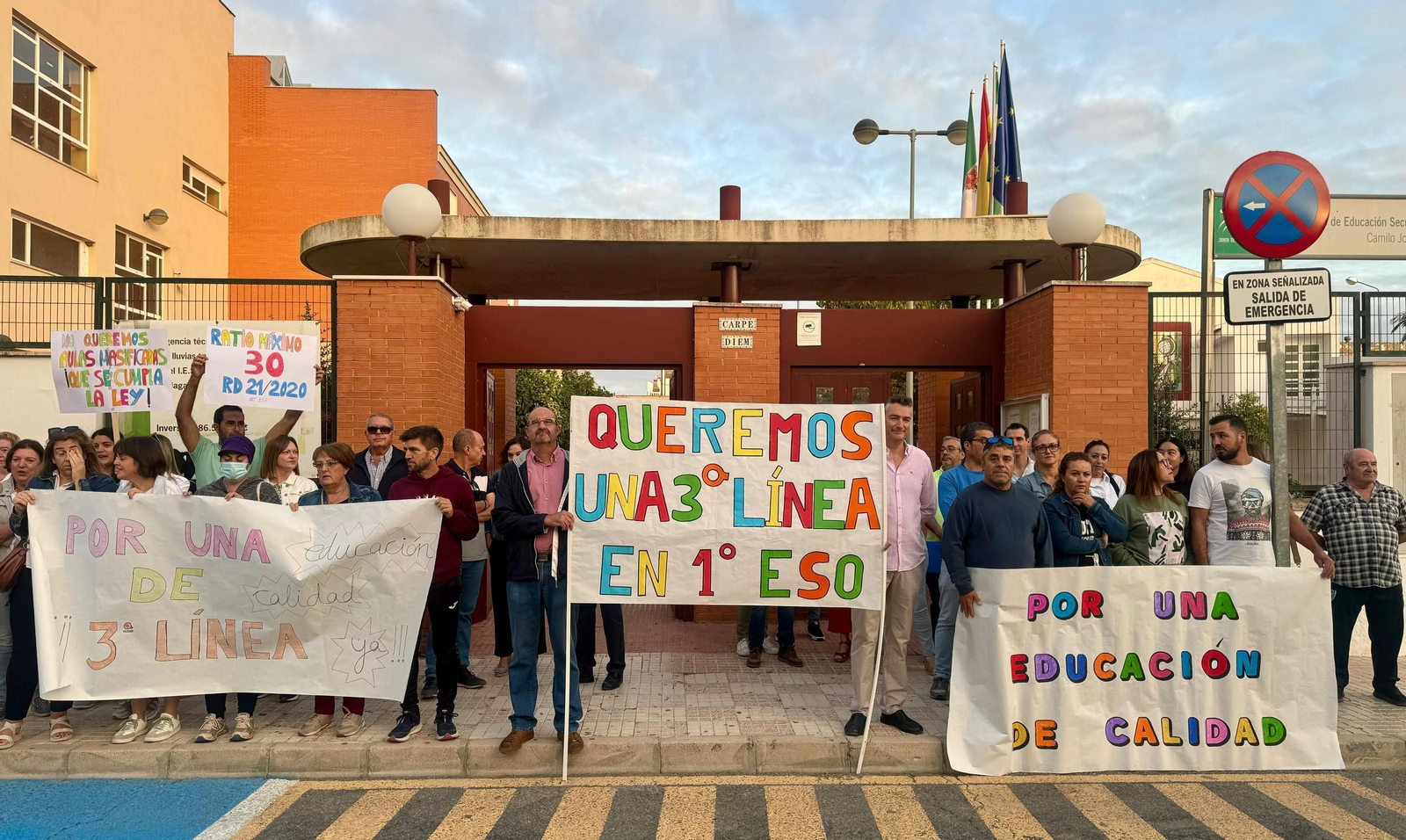 Protesta de los padres a las puertas del instituto. Protesta de los padres a las puertas del instituto.