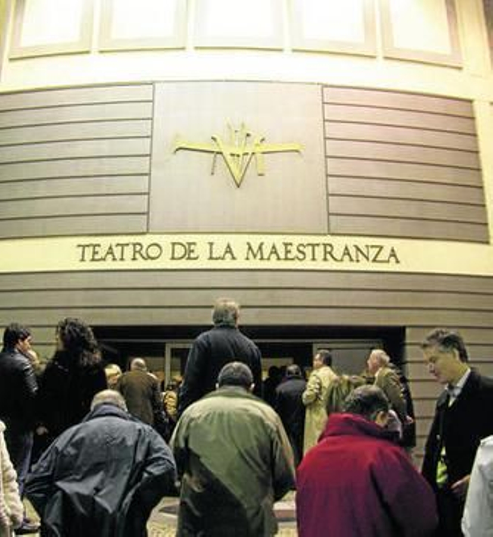 Espectadores acuden a una representación en el Teatro de la Maestranza en una imagen de archivo.