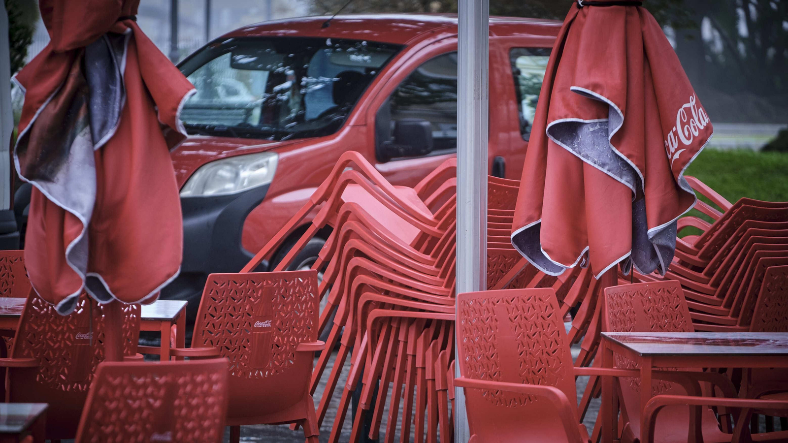 Mesas y sillas recogidas en horario comercial en un restaurante por la zona de Canalejas. Mesas y sillas recogidas en horario comercial en un restaurante por la zona de Canalejas.