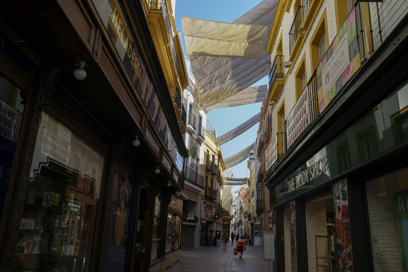 Colocación de toldos el verano pasado en la calle Sierpes.