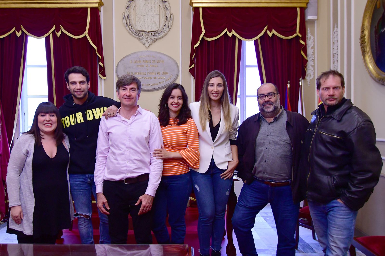 Actores, directores y productores presentaron ayer la película en el Ayuntamiento de Cádiz.