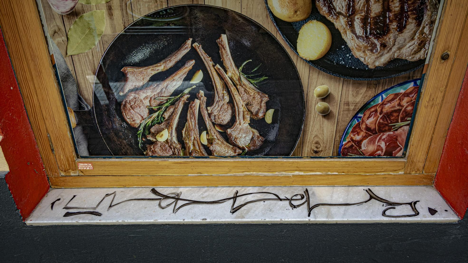 Pintadas y grafitis en el centro de Cádiz