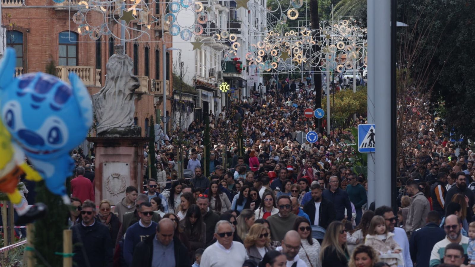 La comitiva avanza por el centro de Algeciras haciendo un estruendo colectivo que, según la tradición, indica a los Reyes Magos por dónde deben llegar.