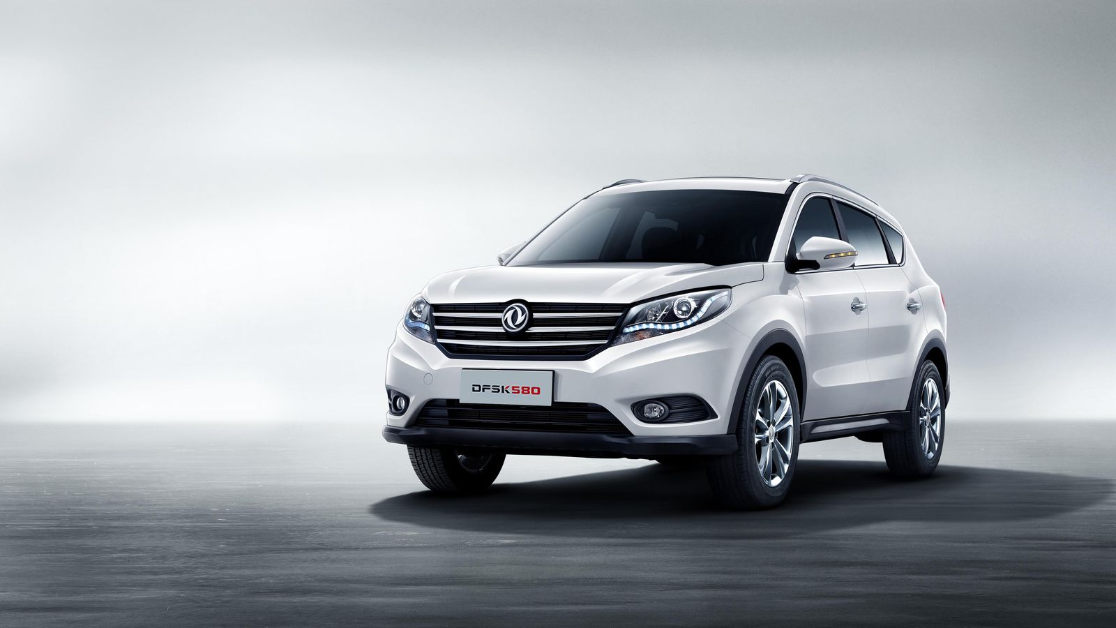 El 580 de DFSK propone siete plazas en un SUV de 4,68 m de largo que puede costar menos de 25.000 euros. Así el precio se convierte en un argumento esencial para atraer a los compradores.