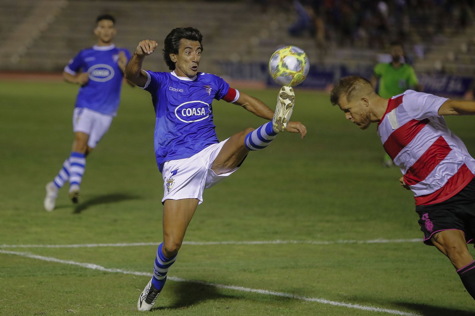 Pedro Ríos alza la pierna izquierda para llevarse el esférico ante un rival.