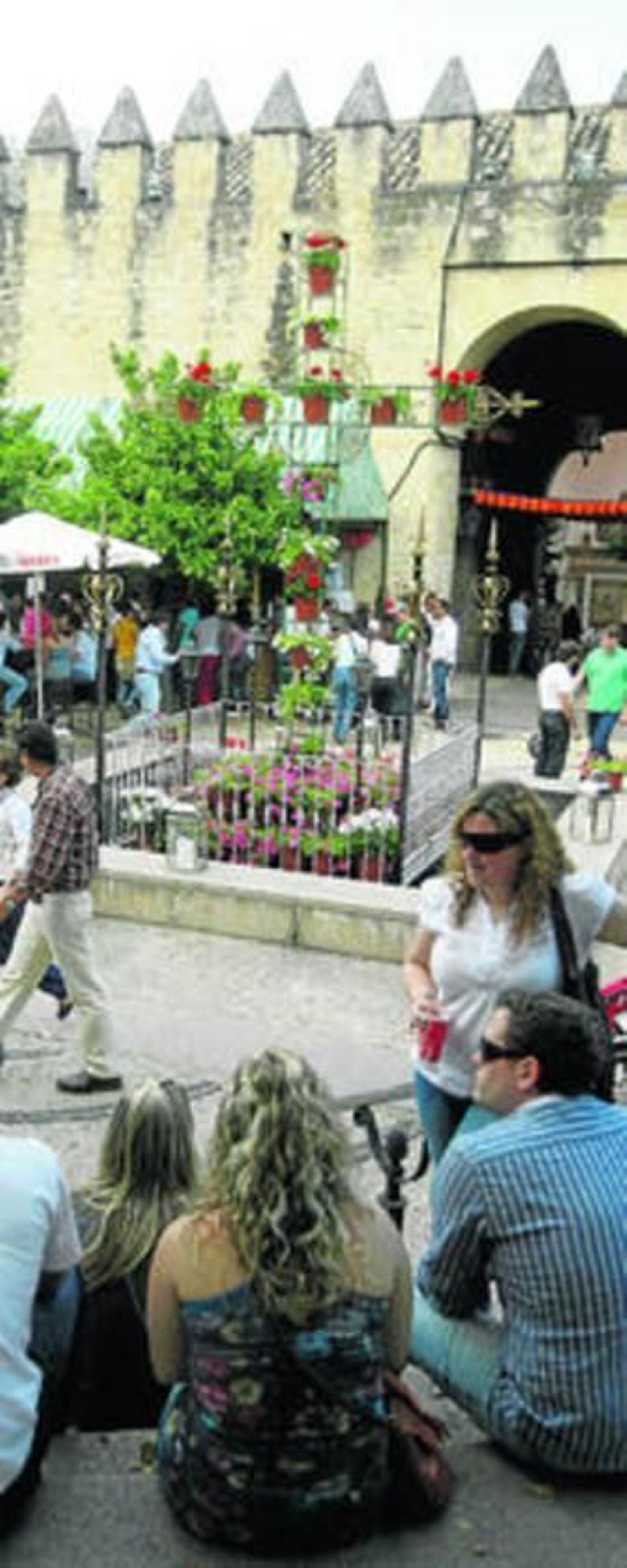 Fiesta, flores y la estela de las Cruces