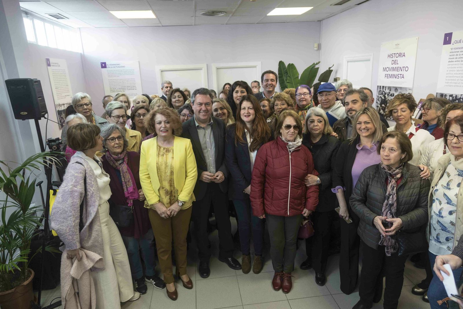 El alcalde, en el centro, en el acto de inauguración del nuevo CIAM de Pino Montano.