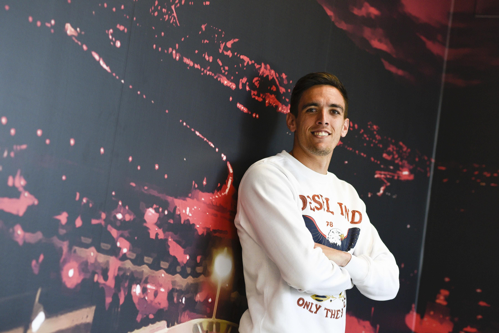 El central rojiblanco posa en las instalaciones de la Ciudad Deportiva del Granada CF.