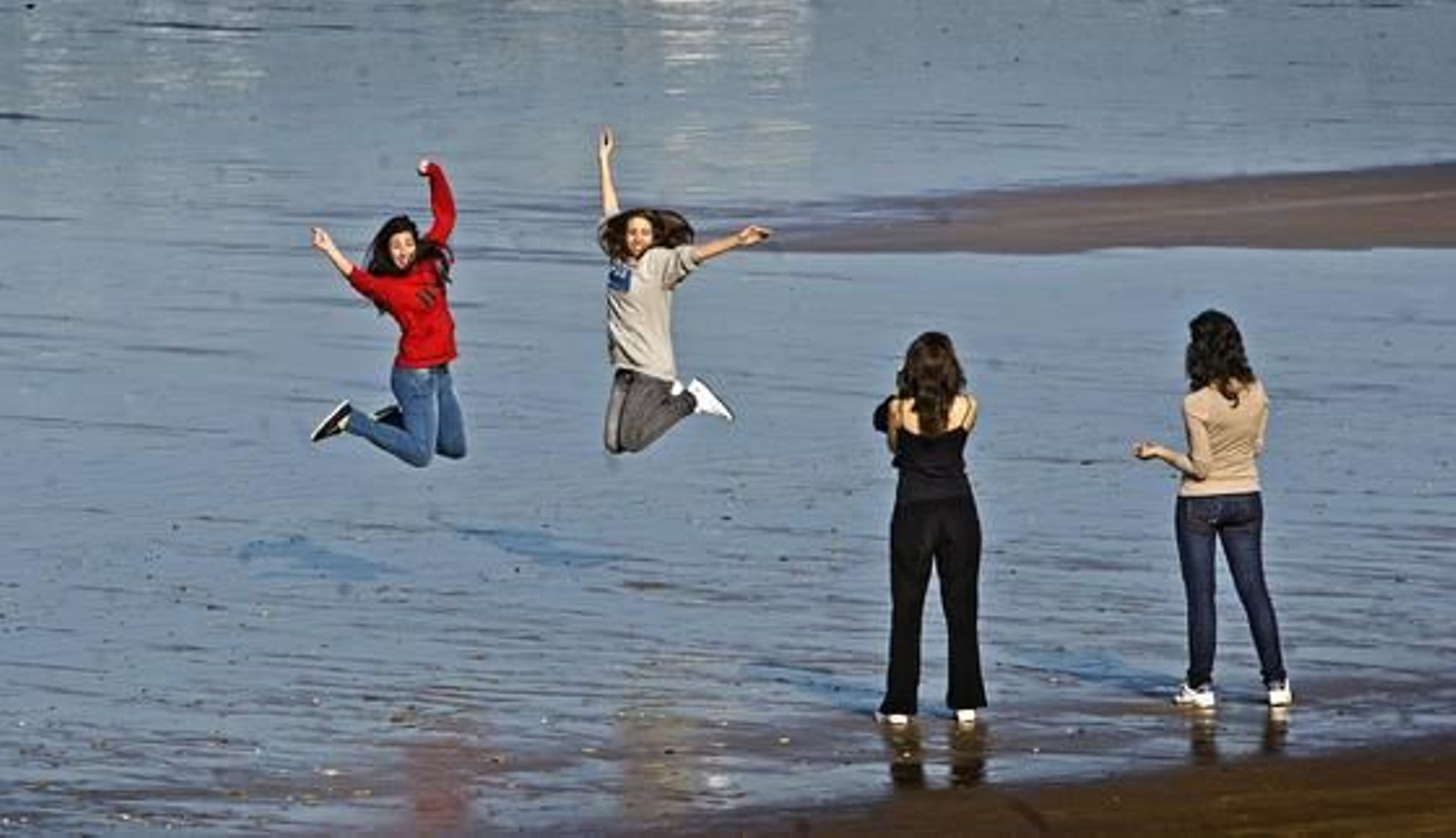 Desde primeras horas de la mañana, en la playa de la Caleta se han reunido miles de ciudadanos, dispuestos a disfrutar y fotografiar la marea del año./Julio González

Foto: Julio Gonz?z/Jes?ar?