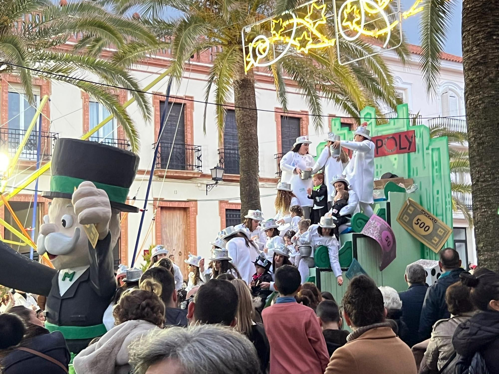 Una de las once carrozas que han repartido ilusión por las calles de Lepe este sábado