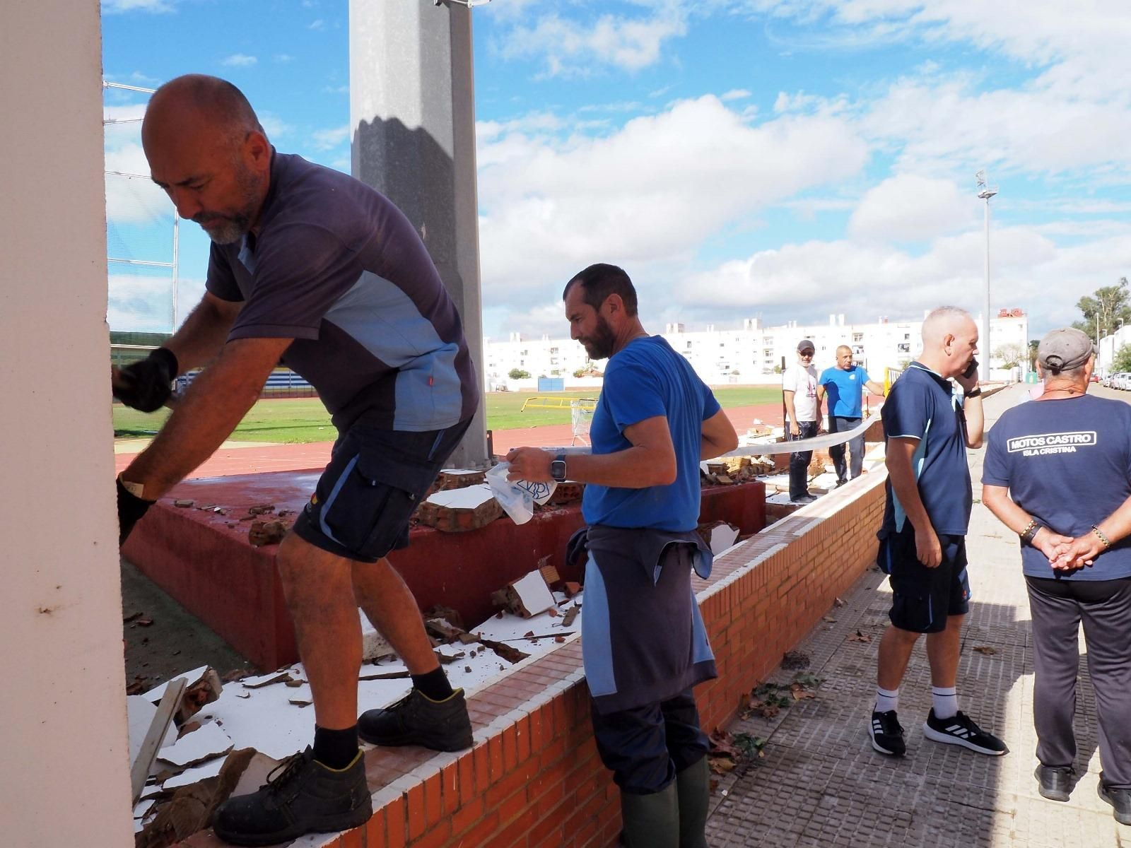 Las fotografías de los destrozos provocados por la manga marina que ha cruzado Isla Cristina durante el temporal de este miércoles