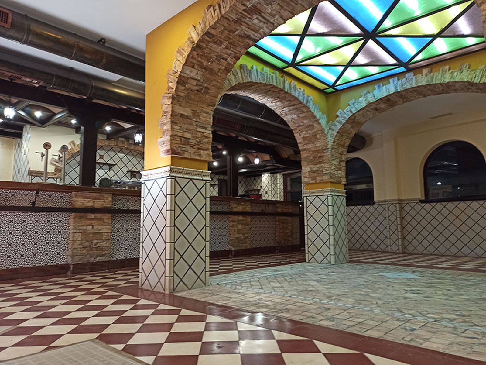 Comedor junto a la barra de Montes.