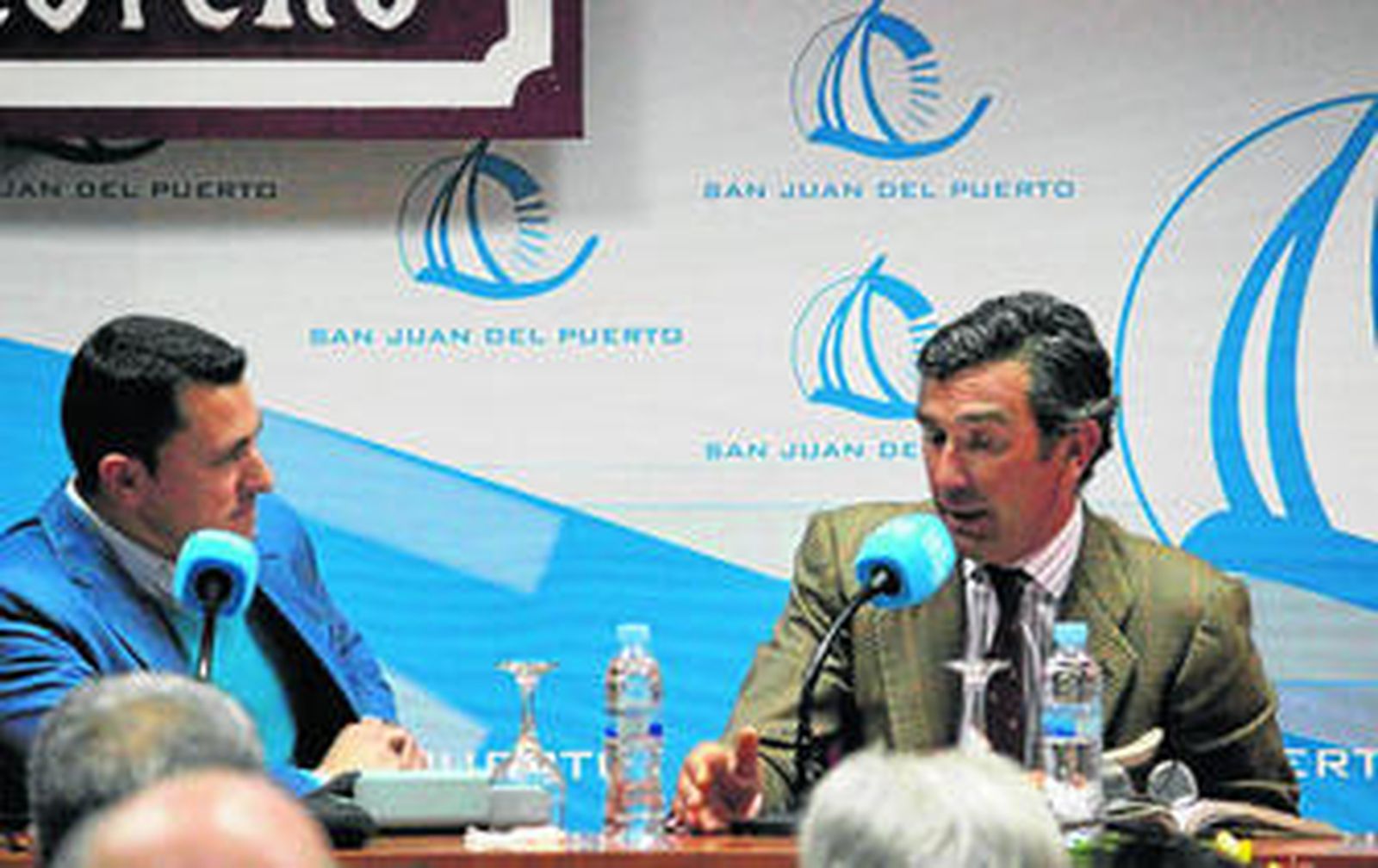 El ganadero Tomás Prieto de la Cal, durante su intervención el pasado viernes en la peña El Castoreño, entrevistado por el periodista Manuel Jesús Montes.