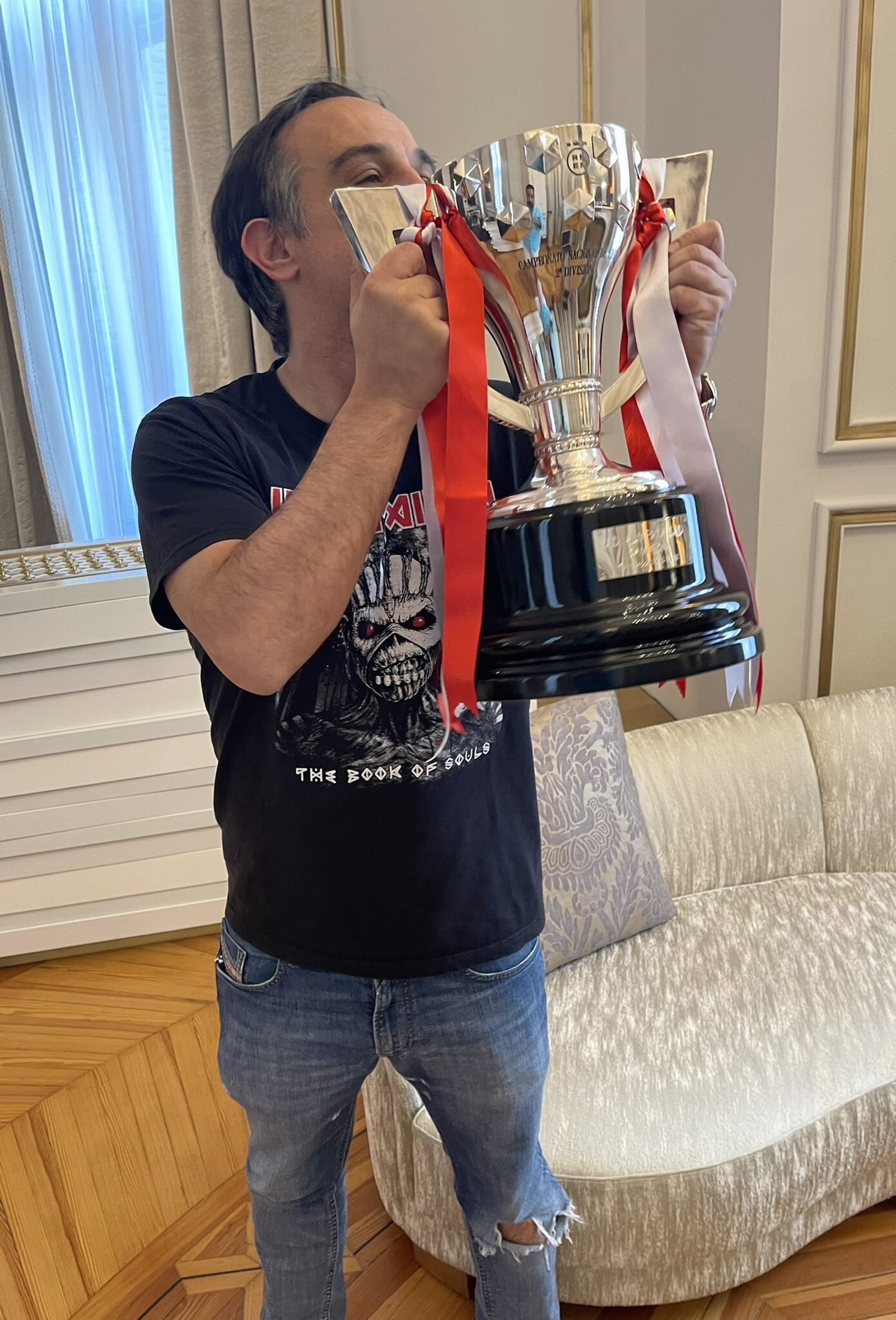 Joao Gonçalves besa la Copa de campeón de Segunda