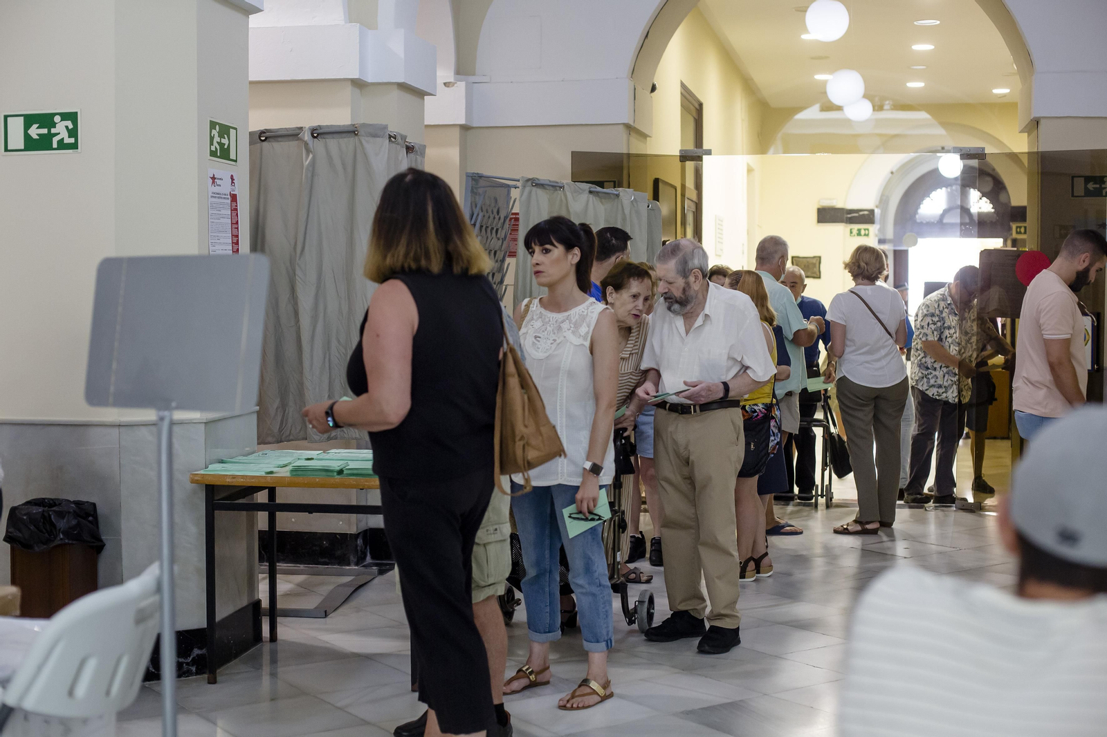Votaciones el pasado domingo en un colegio electoral de la ciudad de Cádiz.