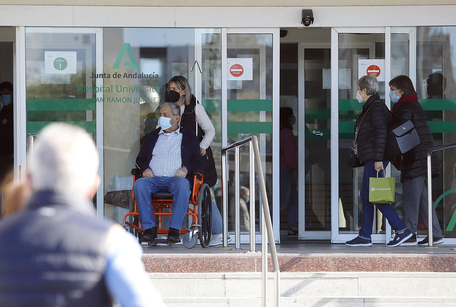 Entrada del Hopital Juan Ramón Jiménez, en Huelva