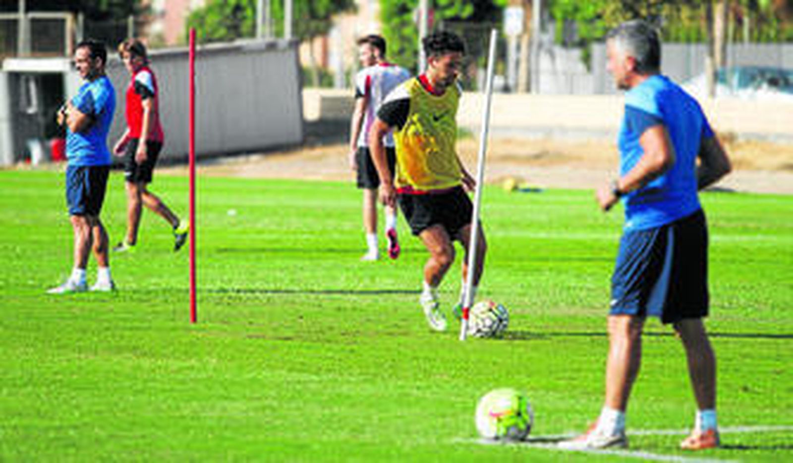 Quique González intenta sortear una pica en el entrenamiento de ayer en el campo de La Vega.