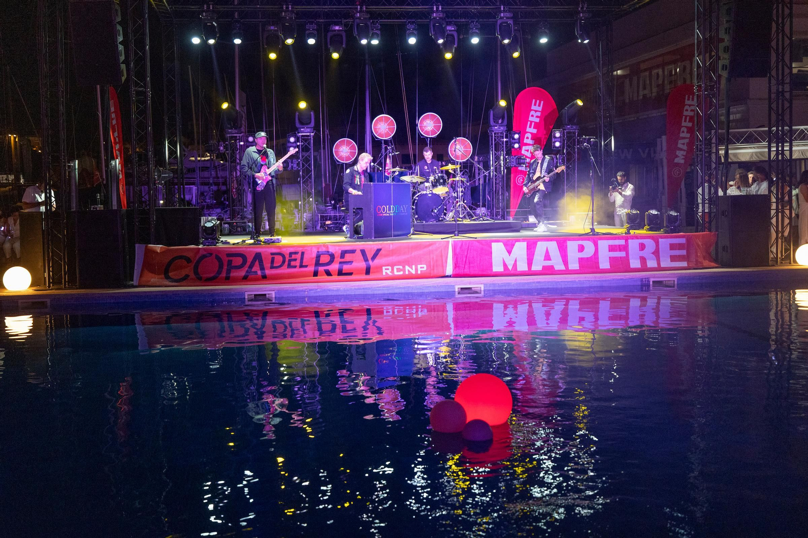 Búscate en el Cóctel de Blanco de la Copa del Rey Mapfre de vela