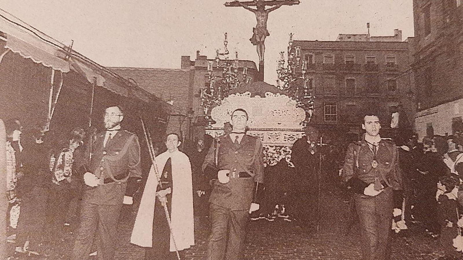 El paso de Expiración, con el canasto sin dorar, en su salida de 1996.