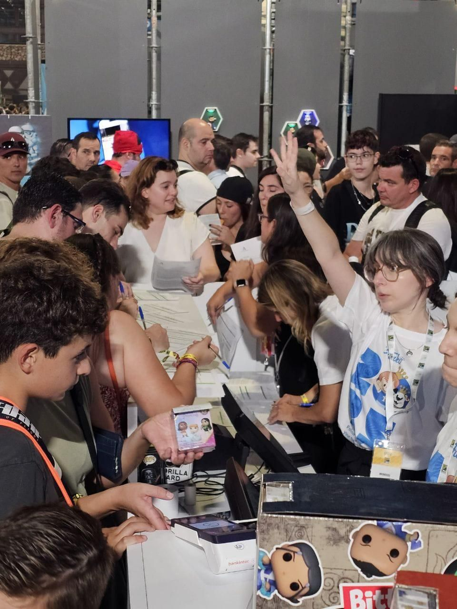 Gente comprando Funkos en la Comic-Con.