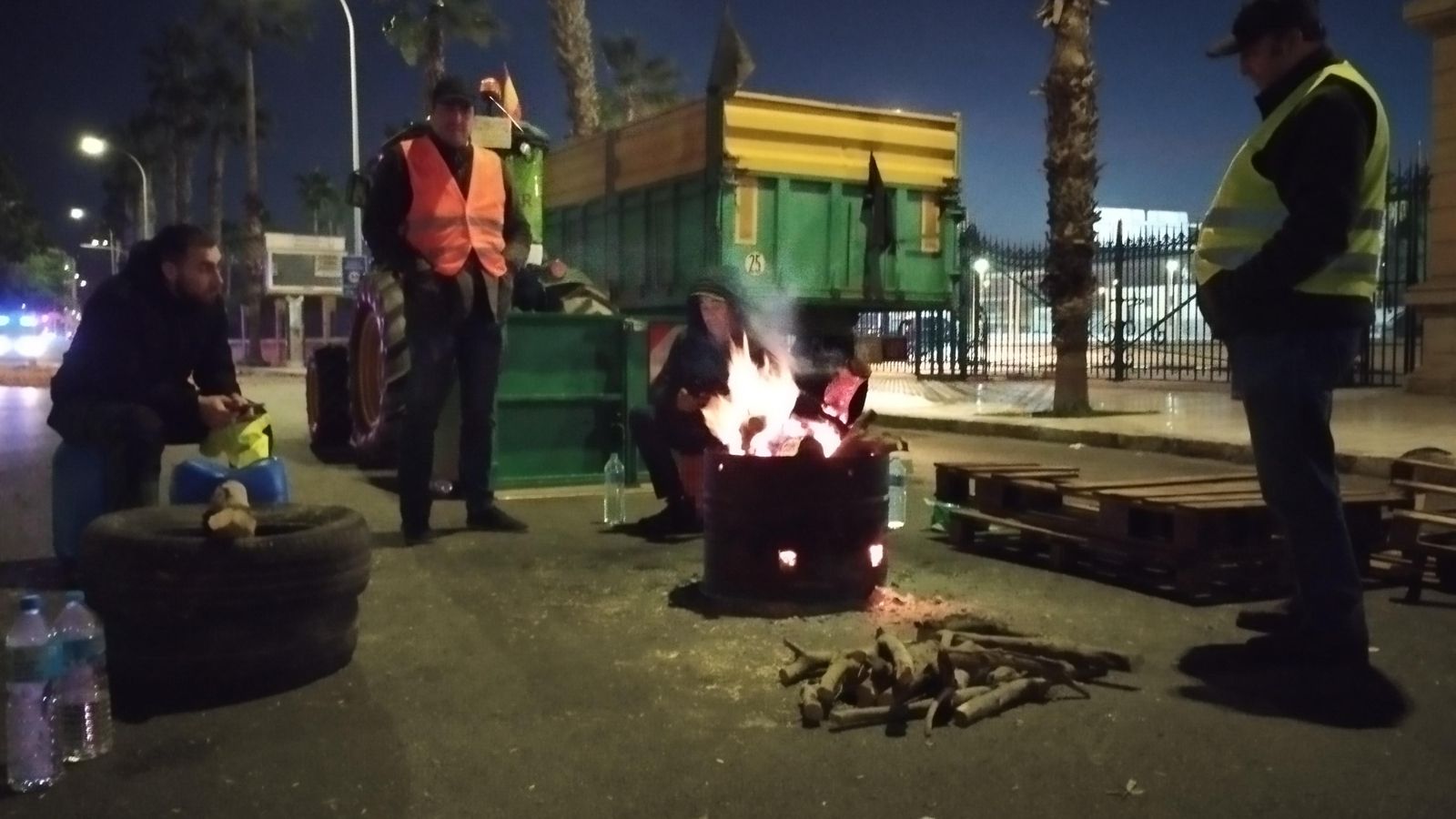 Los tractoristas se calientan con un pequeño fuego durante el bloqueo de la entrada de San Andrés. Los tractoristas se calientan con un pequeño fuego durante el bloqueo de la entrada de San Andrés.