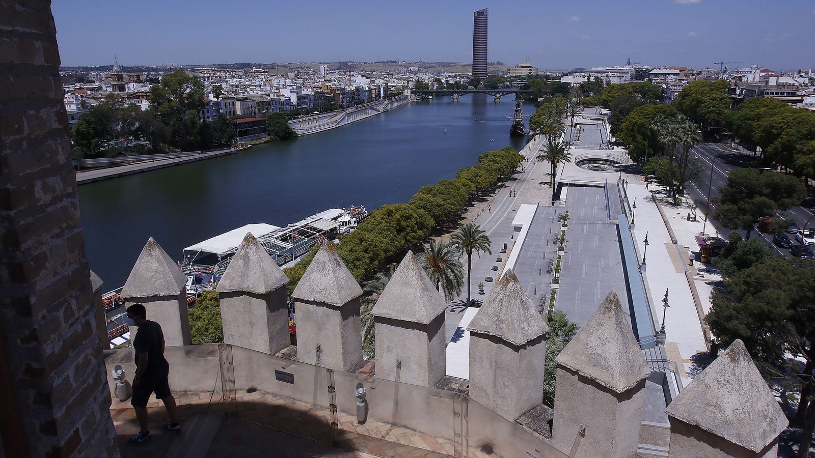 Vistas desde la Torre del Oro, que cumple 800 años.