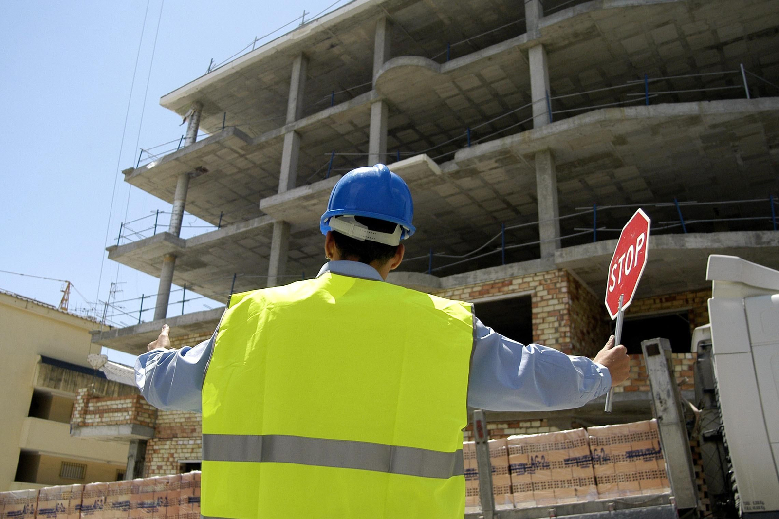 Un empleado de la construcción vigila el trabajo realizado en un edificio de viviendas