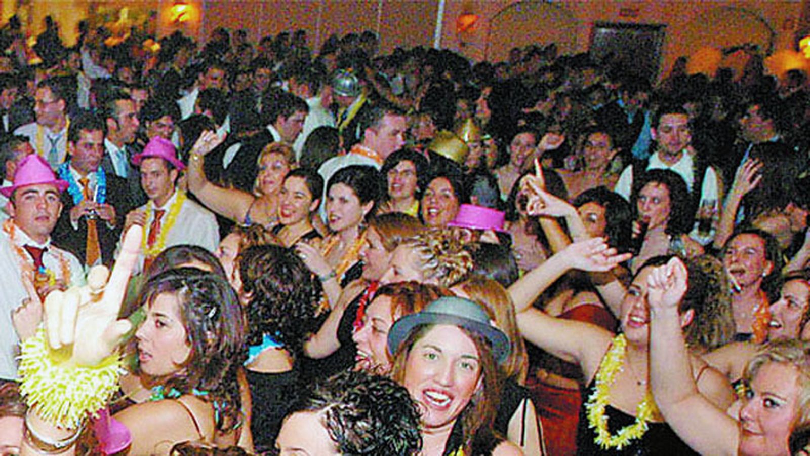 Jóvenes en un cotillón  de Nochevieja