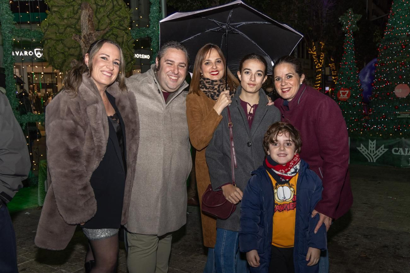 Los jiennenses disfrutan del centro de la ciudad, rodeados de un ambiente navideño