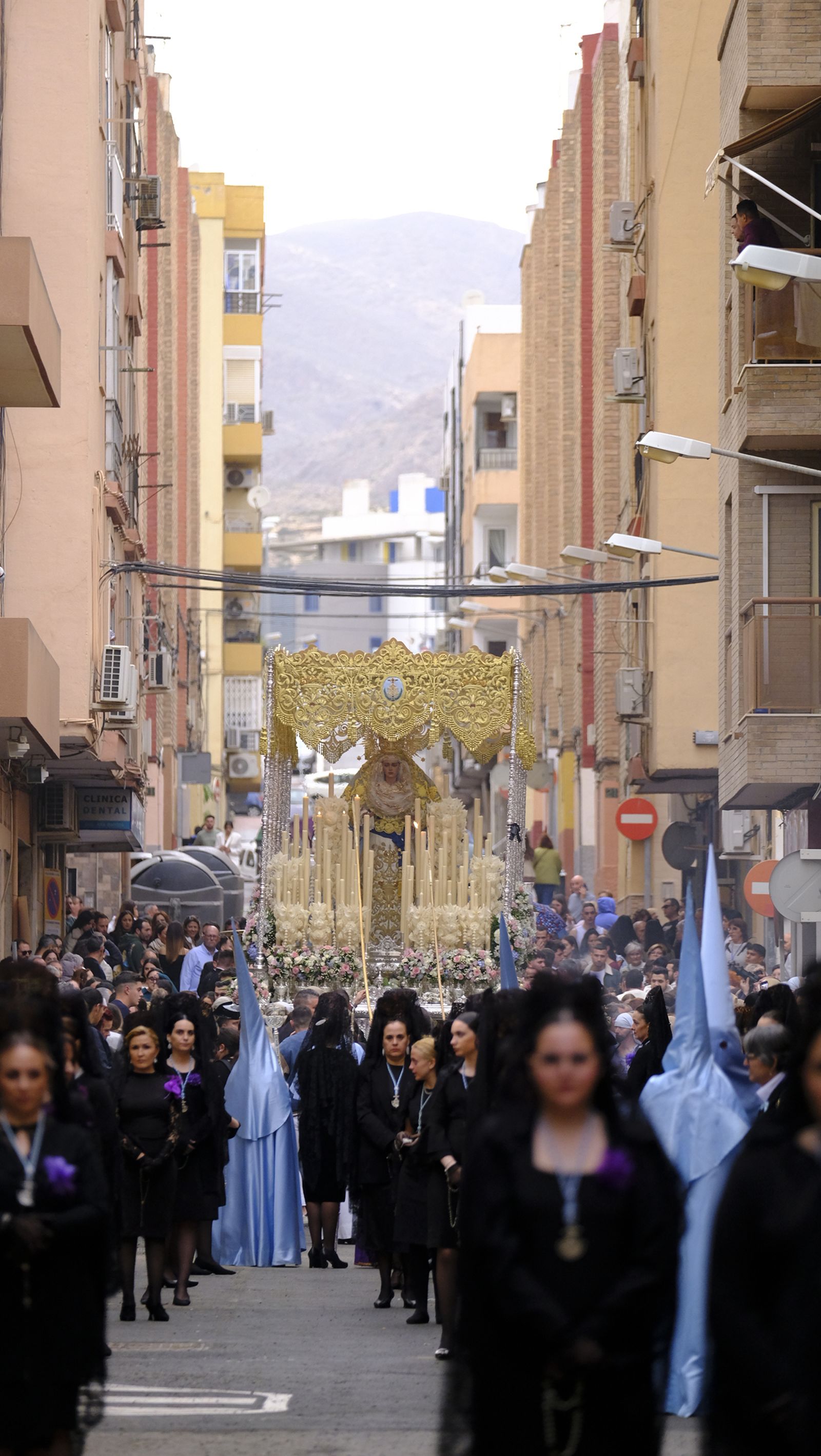 La Procesión de Los Ángeles de sobrepuso a la lluvia, en imágenes