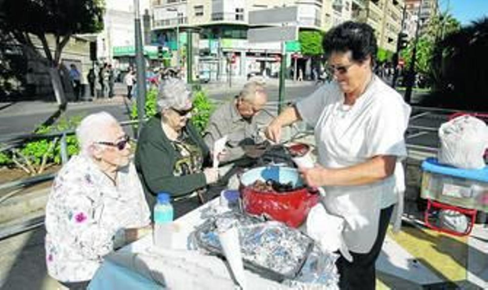 Mayores disfrutan del sabor del otoño con una castañada en la Rambla