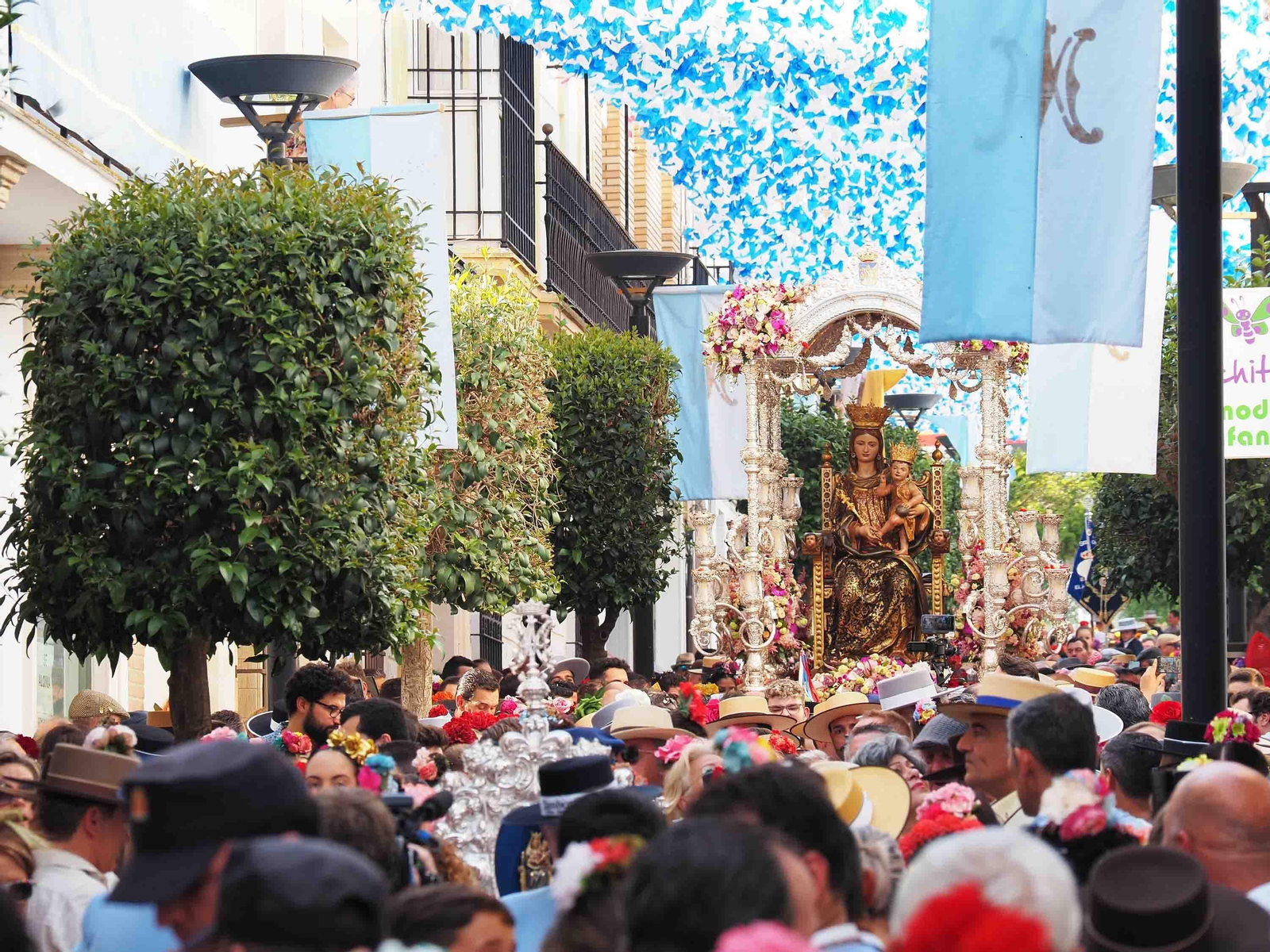 Las imágenes de la procesión de la Virgen de la Bella por las calles de Lepe en 2022